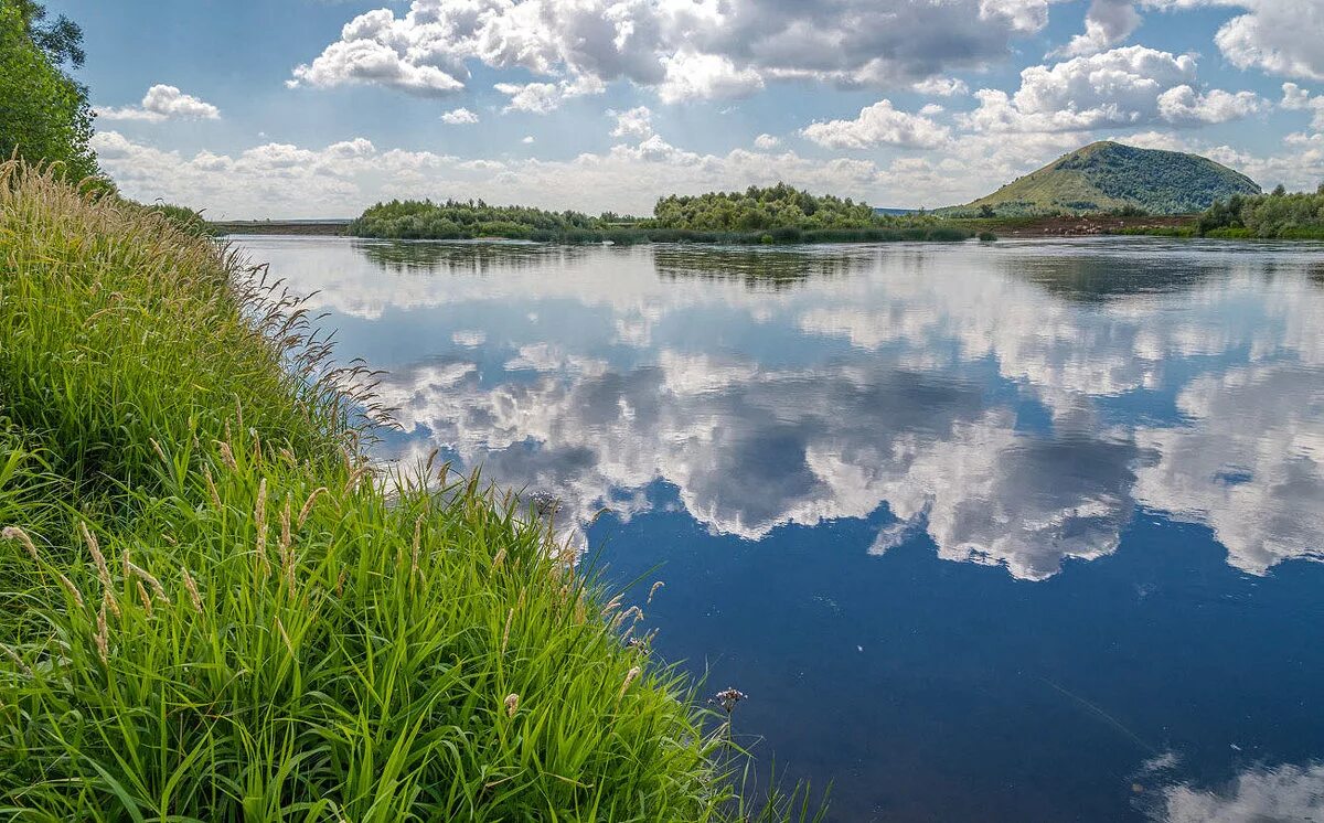 Облака в реке поющие. Облака в реке. Отражение неба в реке. Отражение облаков в реке. Облака отражаются в реке.