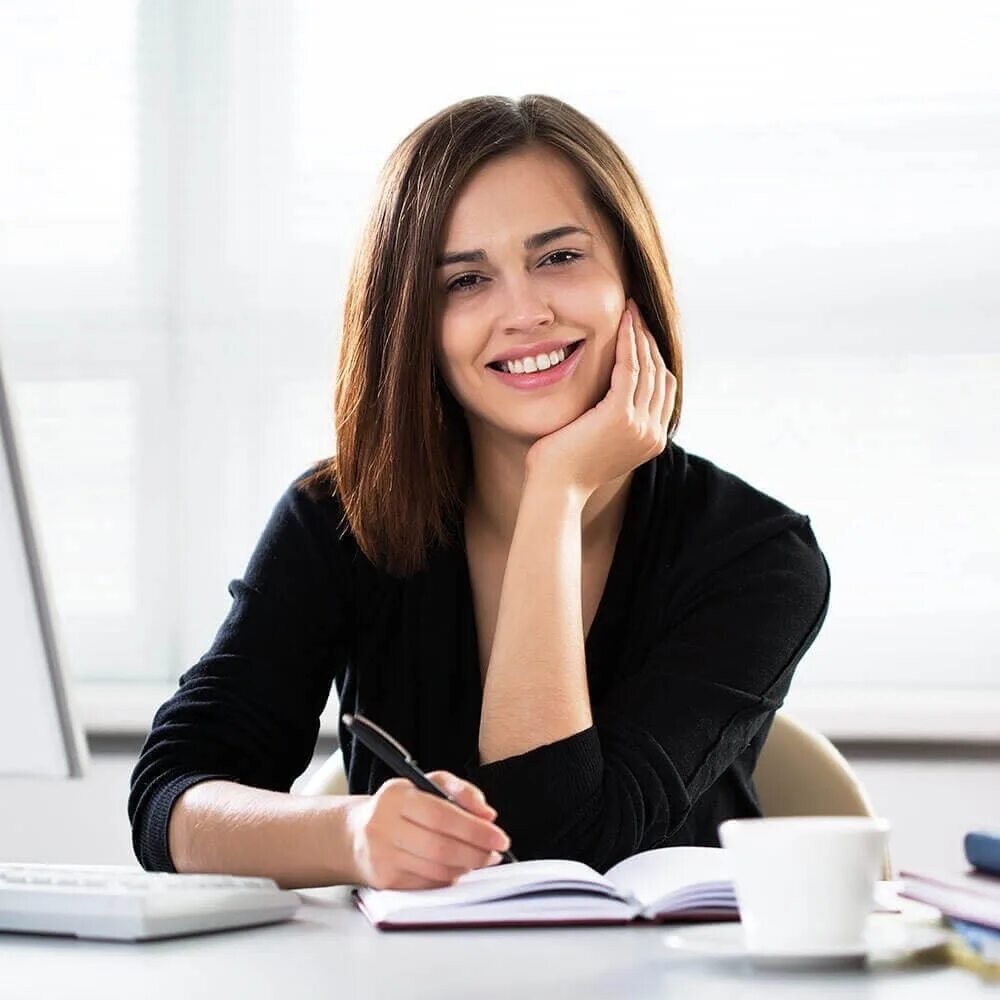 Работа в 39 лет. Девушка с ноутбуком в офисе. Анна карелина. Женщина 39 лет фото. Работа в 39 лет.