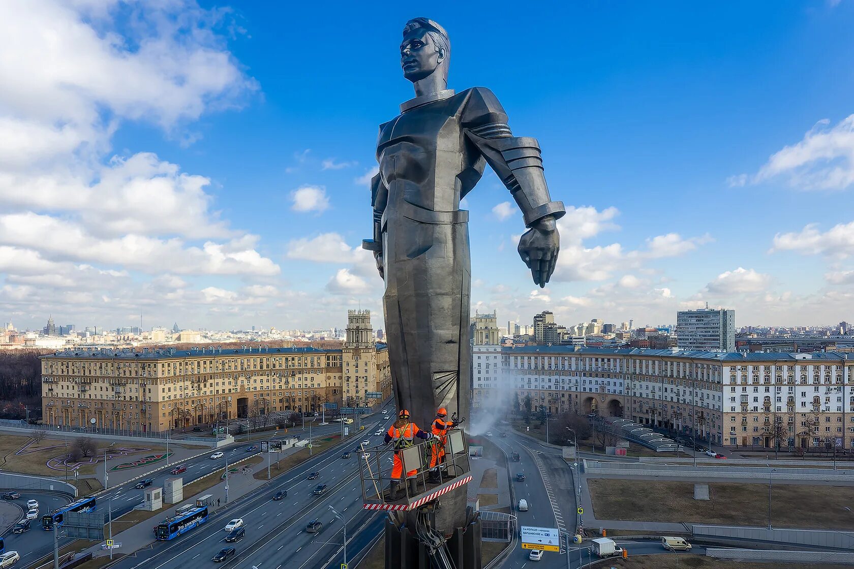 В каком городе памятник гагарину. Памятник Юрия Гагарина в Москве. Площадь Гагарина Москва. Памятник Юрию Гагарину на площади Гагарина. Памятник Гагарина в Москве на Ленинском проспекте.