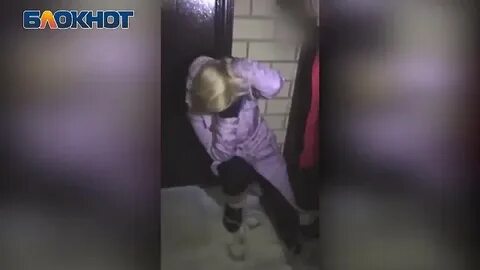Показать как девушки издеваются над девушкой