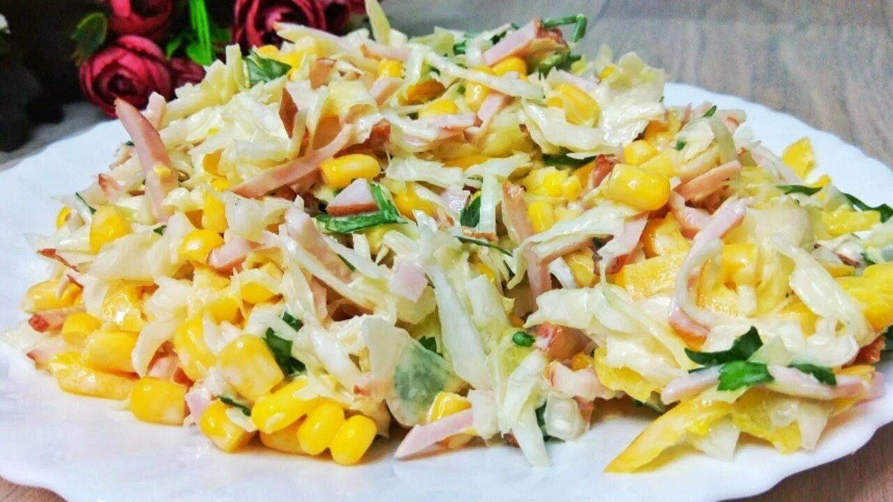 Салат с пекинской капустой и кукурузой и ветчиной и сухариками. Салат из пекинской капусты с огурцом и кукурузой. Салат с ветчиной. Салат капуста кукуруза ветчина. Пекинский салат.