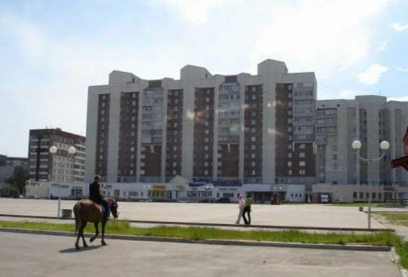 Площадь химиков череповец. Город череповец заречье. Химиков. Площадь химиков череповец. Елка у дворца химиков череповец.