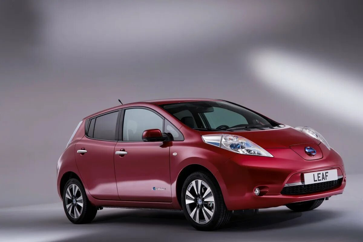 Марки автомобиля nissan. Nissan Leaf 2014. Ниссан лиф 2013. Nissan Leaf розовый. Ниссан Модельный ряд 2015.