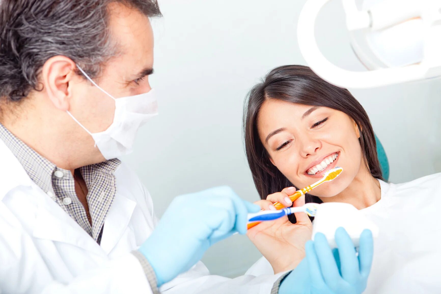 Стоматолог. Контролируемая чистка зубов. Профессиональная гигиена полости рта. Врачи зуб даю