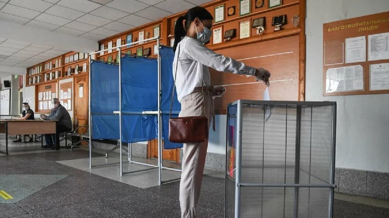Во сколько открывается избирательный участок в москве. Кабина для голосования. Голосование на избирательном участке. Кабинка для выборов. Кабины на избирательном участке.