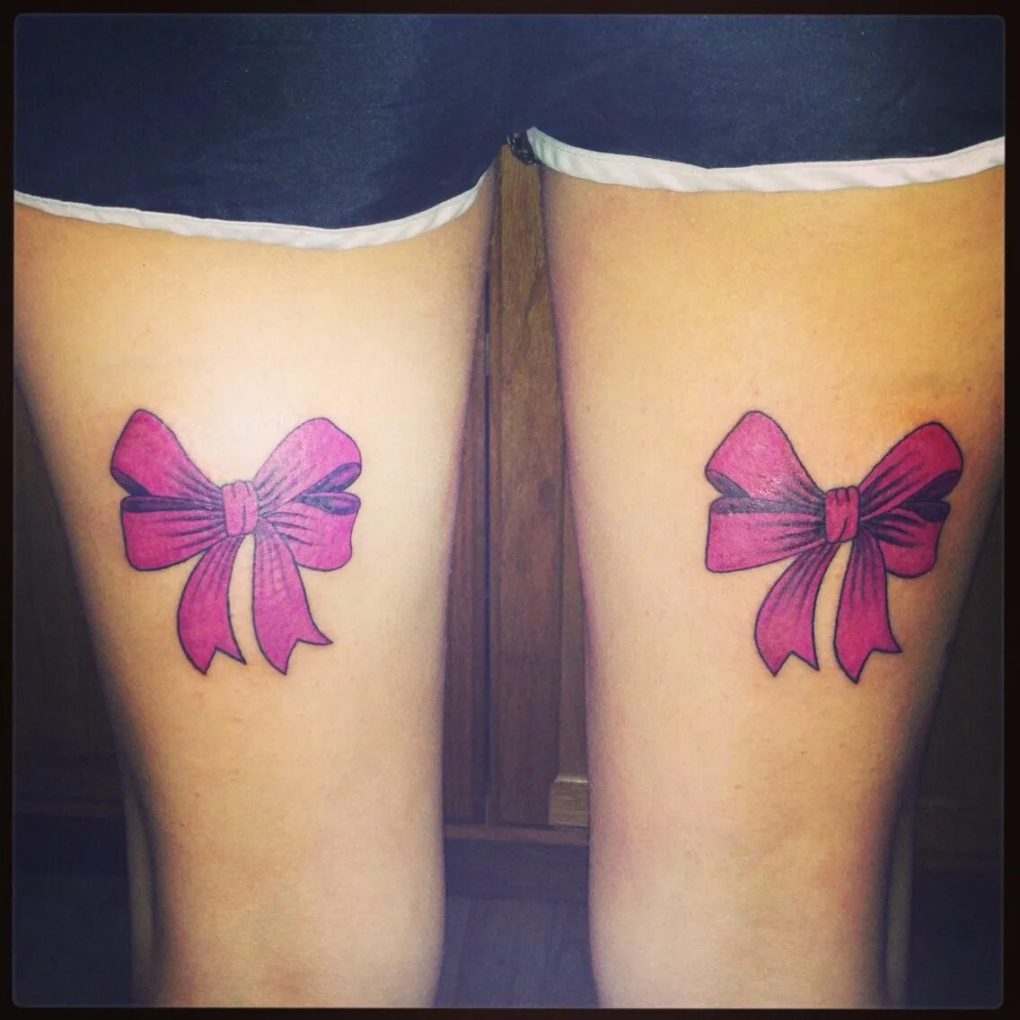 Qos тату. Символ sissy тату. Sissy tattoo. Sissy tattoo. Тату тупик.