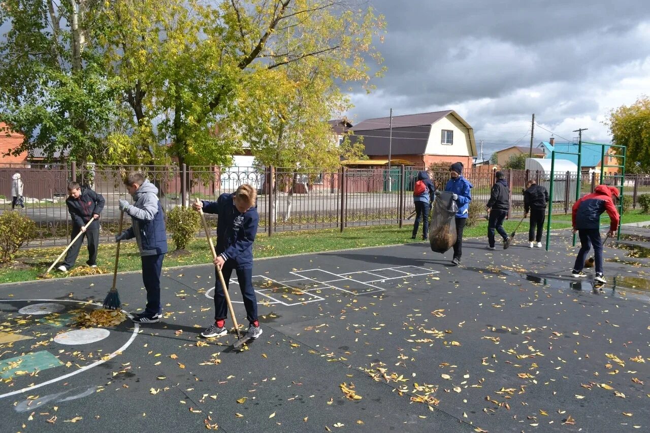Ребенок подметает. Озеленение территории посадки деревьев. Особенности труда подростков. Трудовая деятельность в школе. Люди садят деревья.