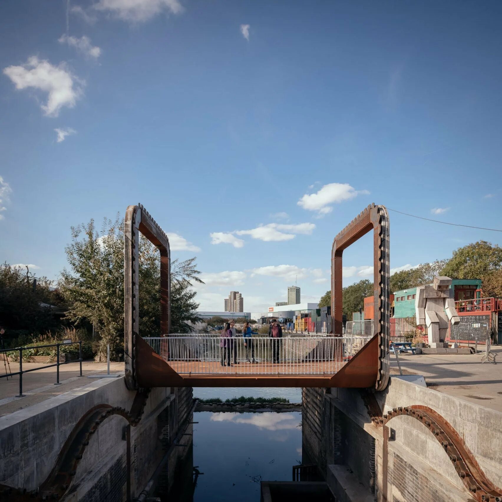 Rolling bridge. Пешеходный мост. поворачивающийся мост. мост роллинг rolling bridge англия. перекатывающийся мост в лондоне.