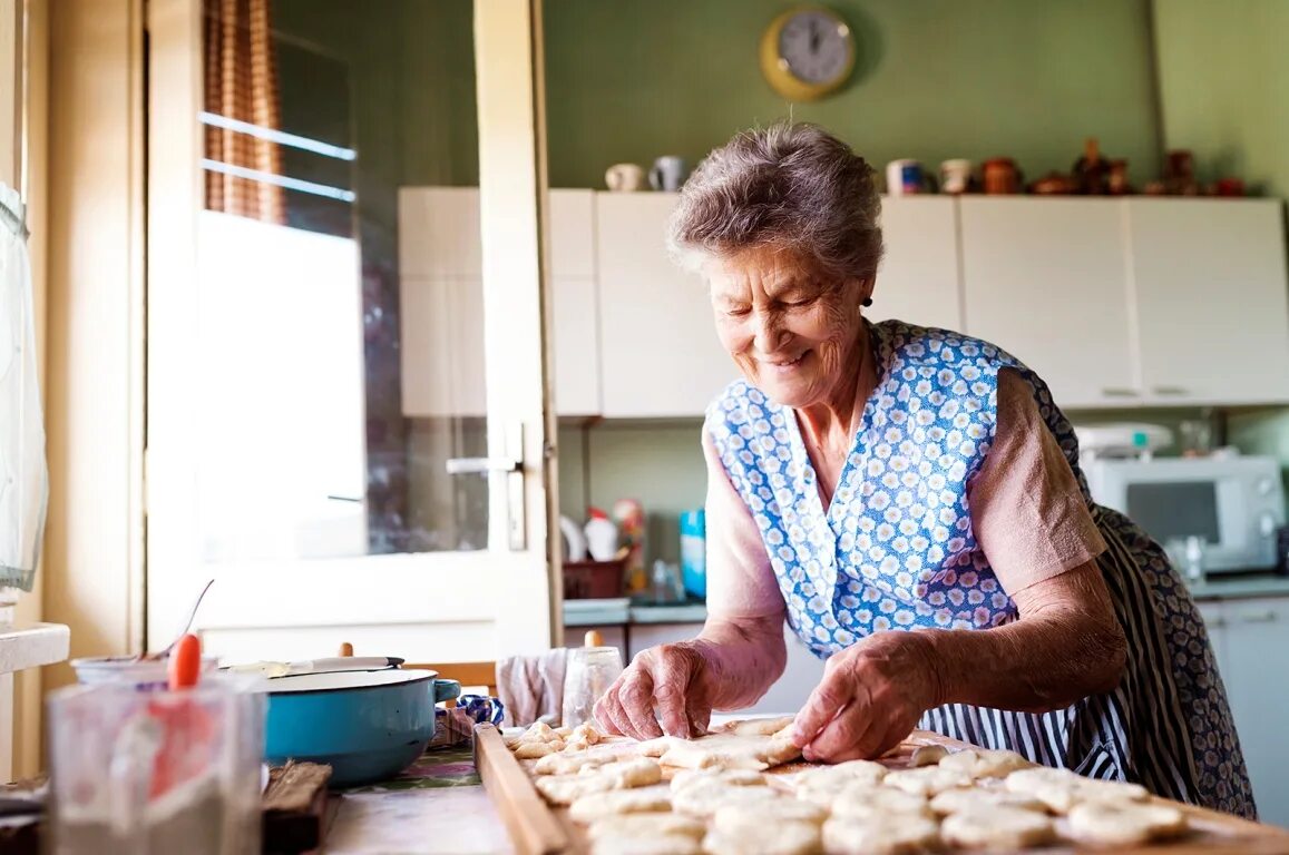 Старше 65 лет можно. Кухня для пожилых людей. Пенсионеры. Пенсионерка на кухне. Пожилая женщина.