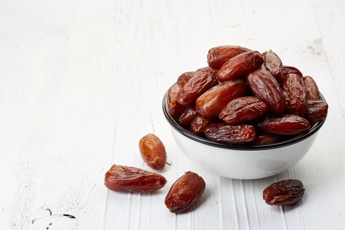 Eat dates. Хурма финики ramazan. хурма/финики dates 650гр. красивые финики в тарелке. тарелка с финиками вид сверху.