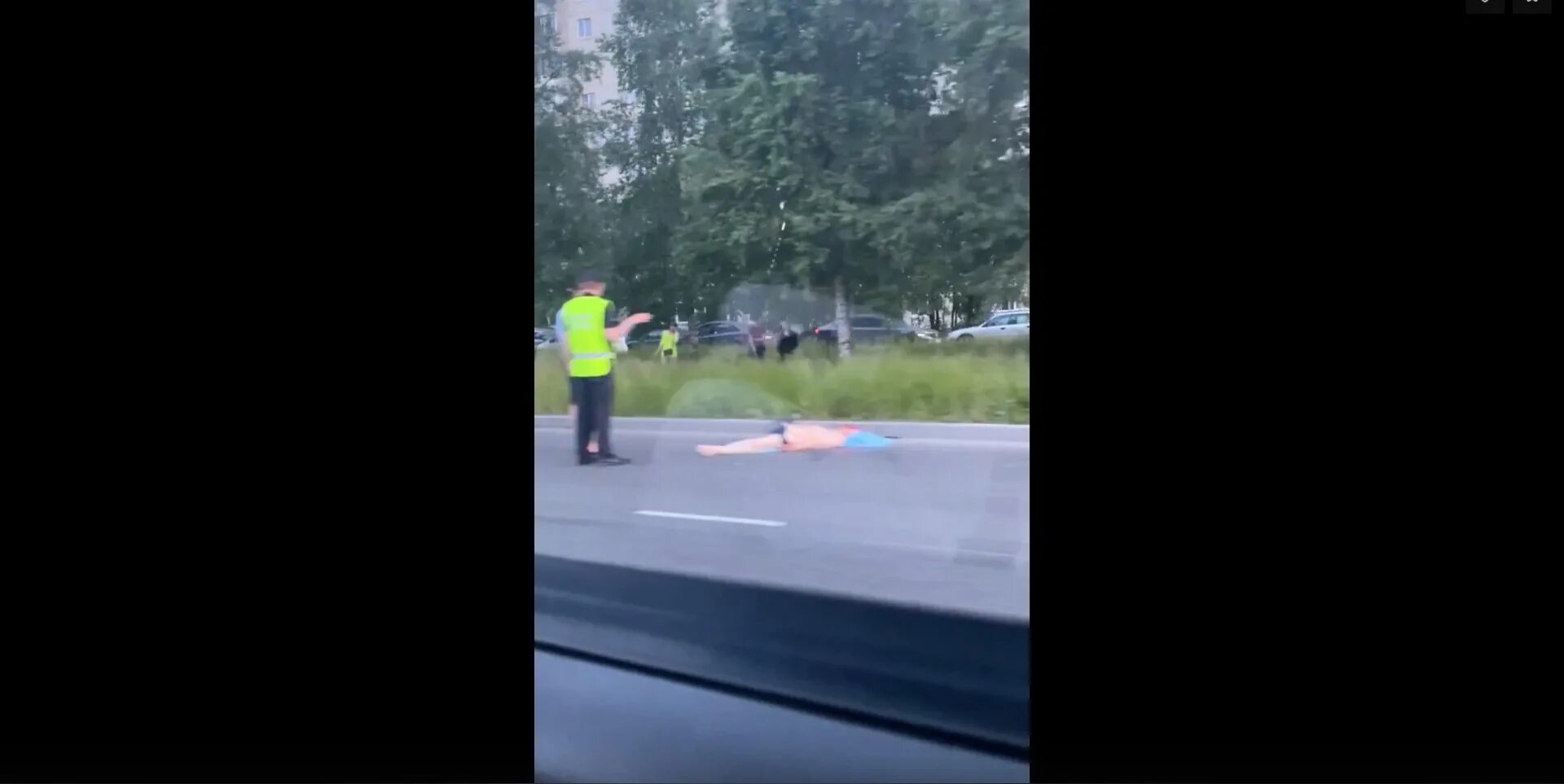 Камера видеонаблюдения в пешеходном переходе. Непропуск пешехода. Авария на алтуфьевском шоссе сегодня. Какое наказание водителю сбившего пешехода. Водитель скрылся с места дтп.