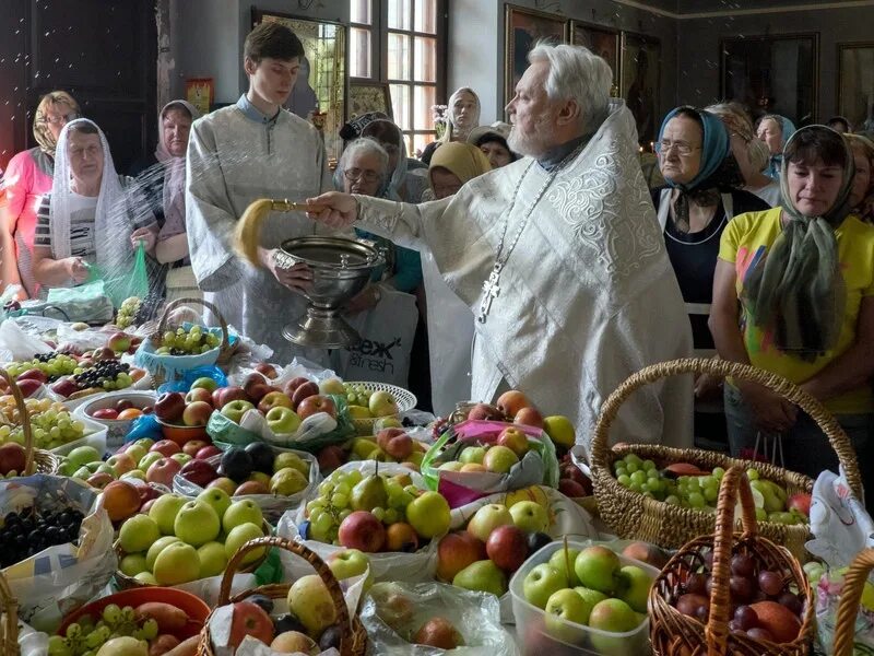Когда освящают яблоки в церкви. Преображение господне освящение плодов. освящение плодов на преображение. преображение господне освящение яблок. освящение яблок на яблочный спас в церкви.