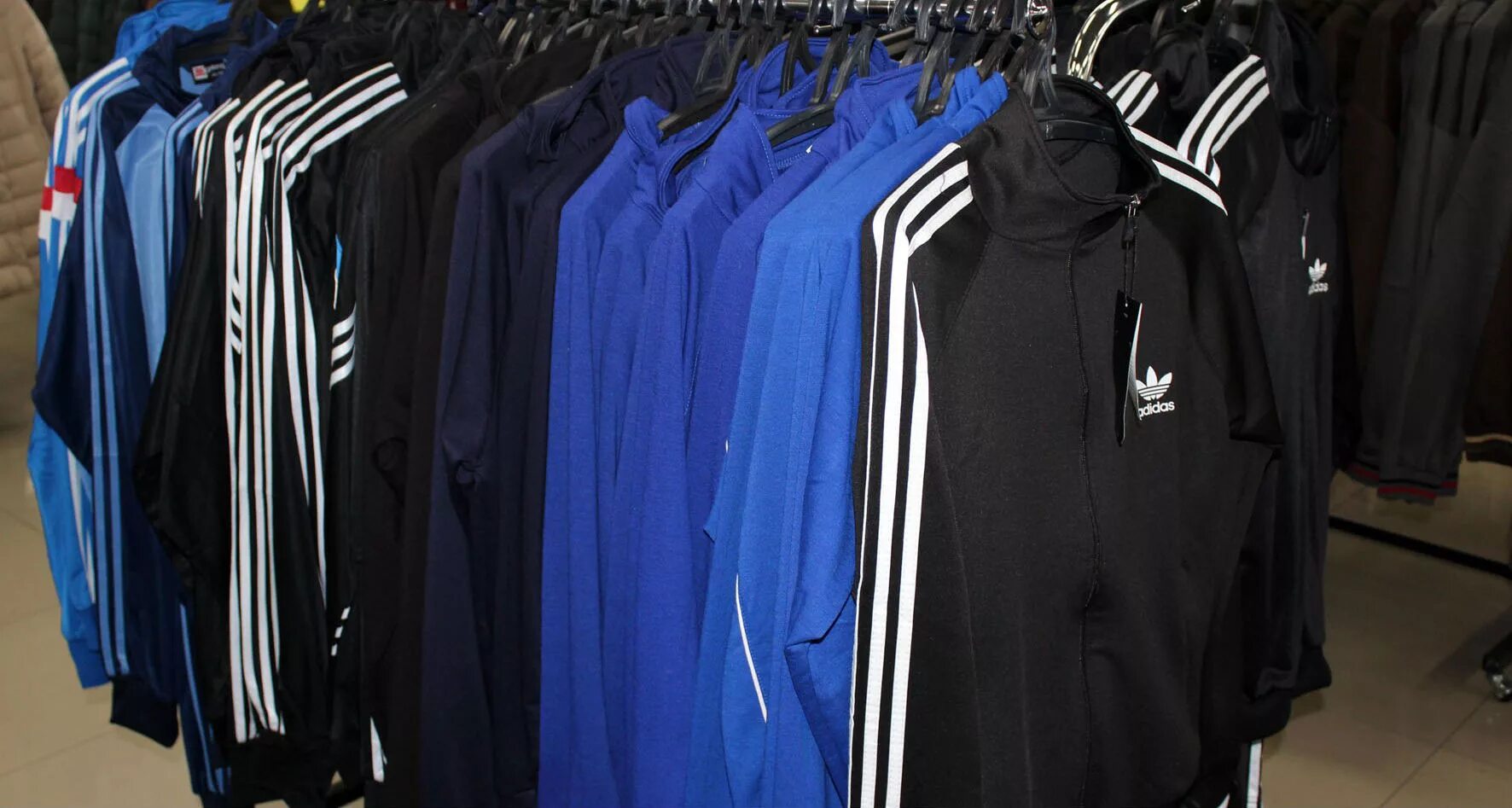 Рынок спортивной одежды. Adidas с рынка. Костюм adidas на рынке. Паленая одежда с рынка.