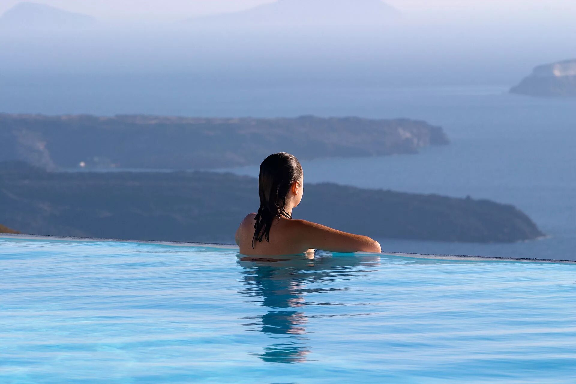 Девушка в бассейне в купальнике. Девушка в бассейне со спины. Девушка в бассейне. Девушка в бассейне со спины. Девушка брюнетка в бассейне.