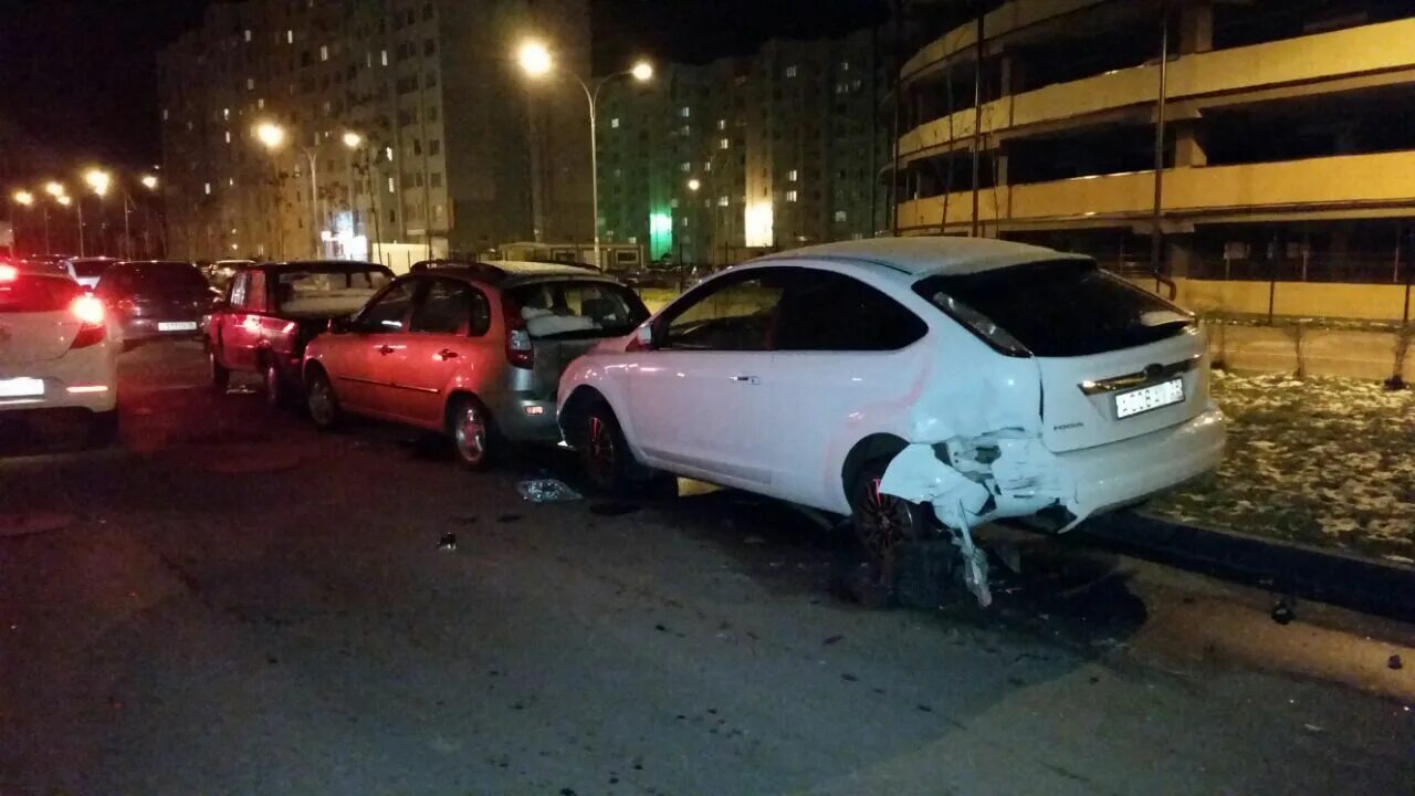 Дураки на дорогах октябрьский. ДТП наезд на припаркованный автомобиль. Машины ночные разбитые.