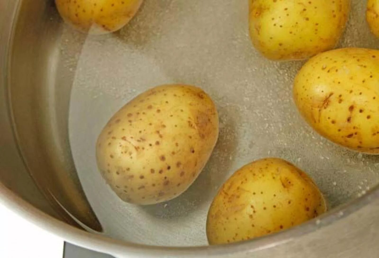 Сколько варить картошку очищенную после закипания. Вымоченный картофель. Вымачивание картофеля. Ванную картошку. Кладем картофель с кожурой в кастрюлю.