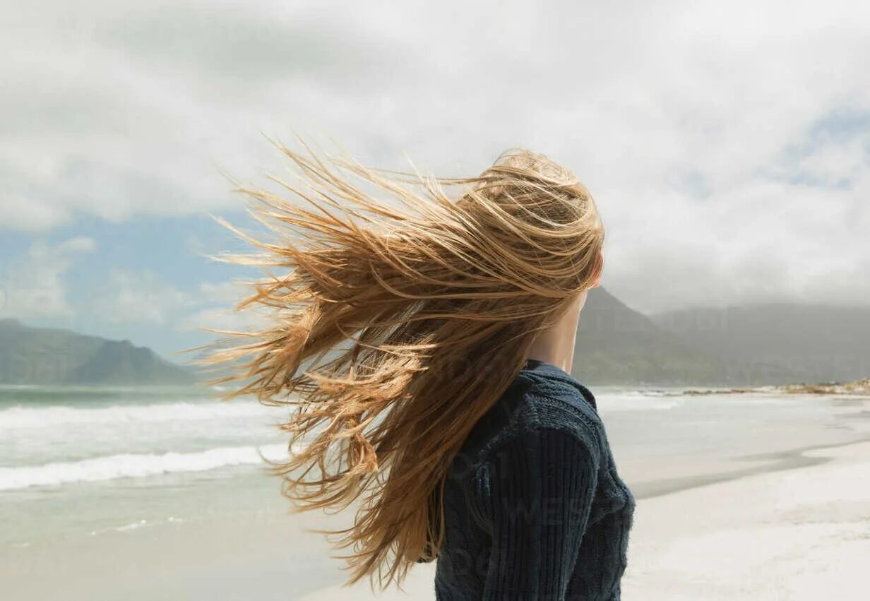Ветер волны раздувает. Развивающиеся волосы на ветру. Девушка с развевающимися волосами. Красивые развивающиеся волосы. Волосы развиваются.