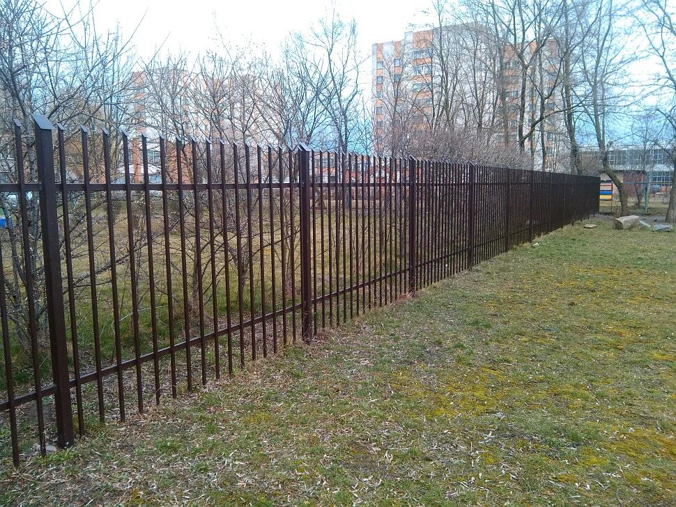 Забор на территории соседа. Забор в СНТ. Забор между соседями. Забор между участками. Заборчик между соседями.