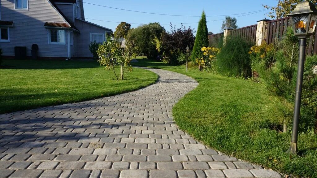 Дорожки на газоне. Тротуарная плитка с газоном. Деревянные дорожки в саду. Газоны на улицах москвы. Тротуары газоны.