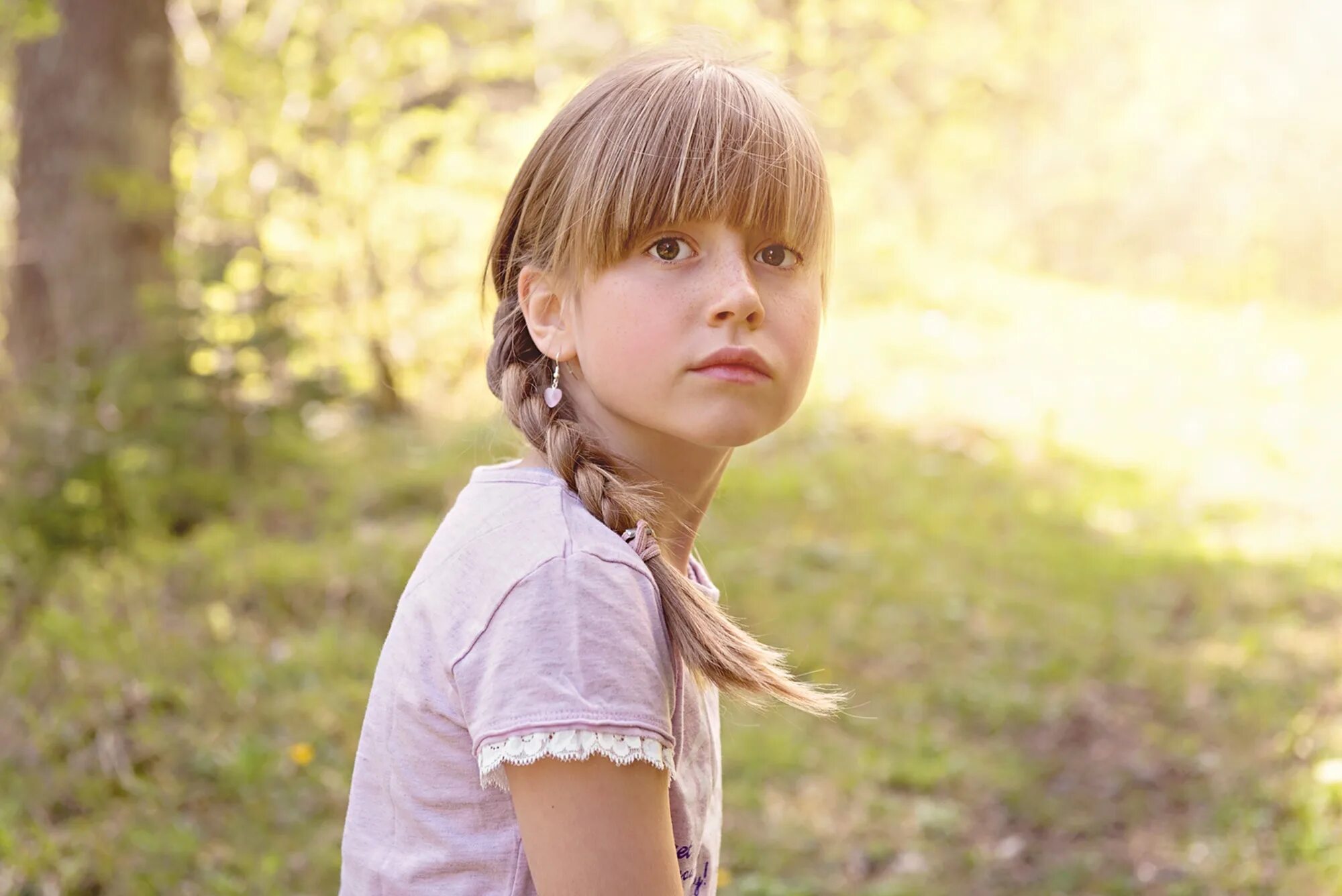 Little девочка. Человек дитя девочка. девочка 10 лет обернулась. девочка 10 лет оглянулась. ребенок оглядывается.