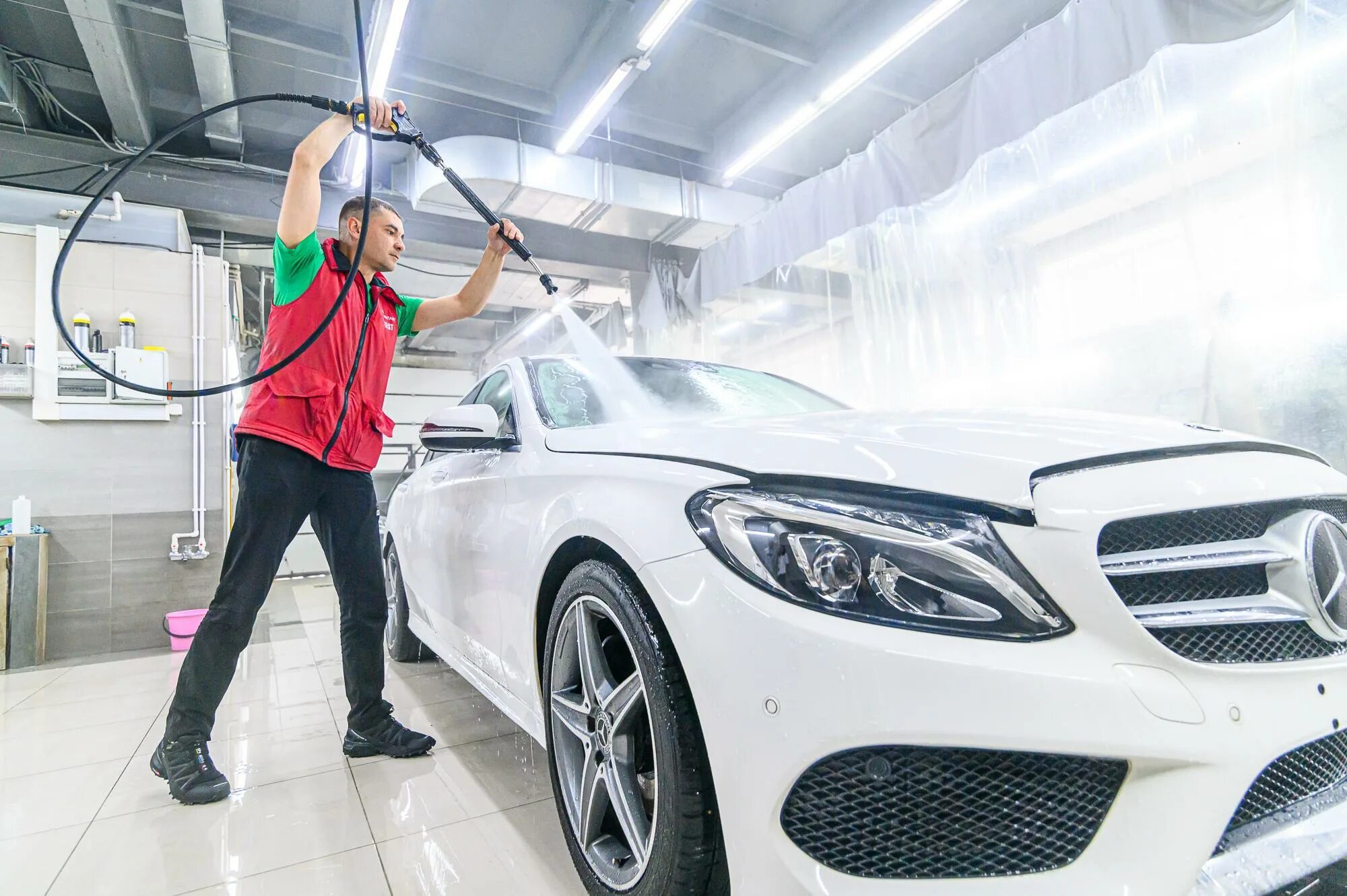 Автомойка. Автомойщик получать. Комплексная мойка автомобиля. Форма автомойщика. Автомойщики срочно.