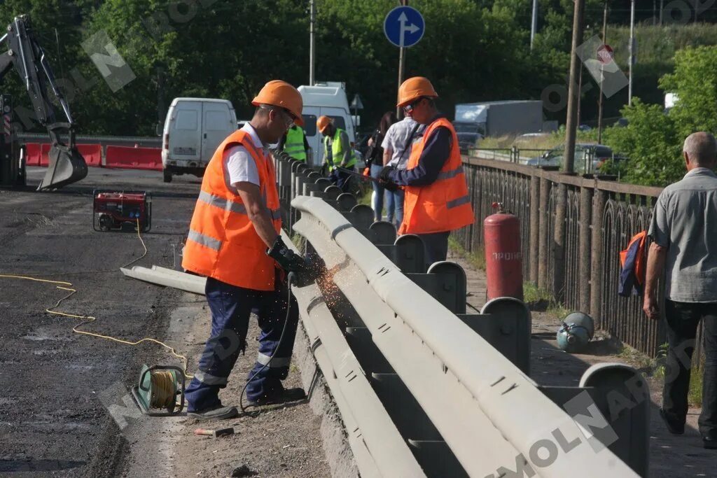 Крестовоздвиженский мост Смоленск. Чинят мост. Рабочие ремонтируют мост. Путепровод.