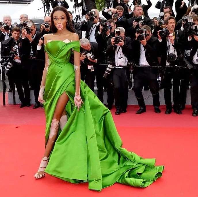 удивить нарядом. лёгкие фестивальные платья. кендалл дженнер 2019. дебильные костюмы на свадьбу. платье из нетрадиционных материалов.