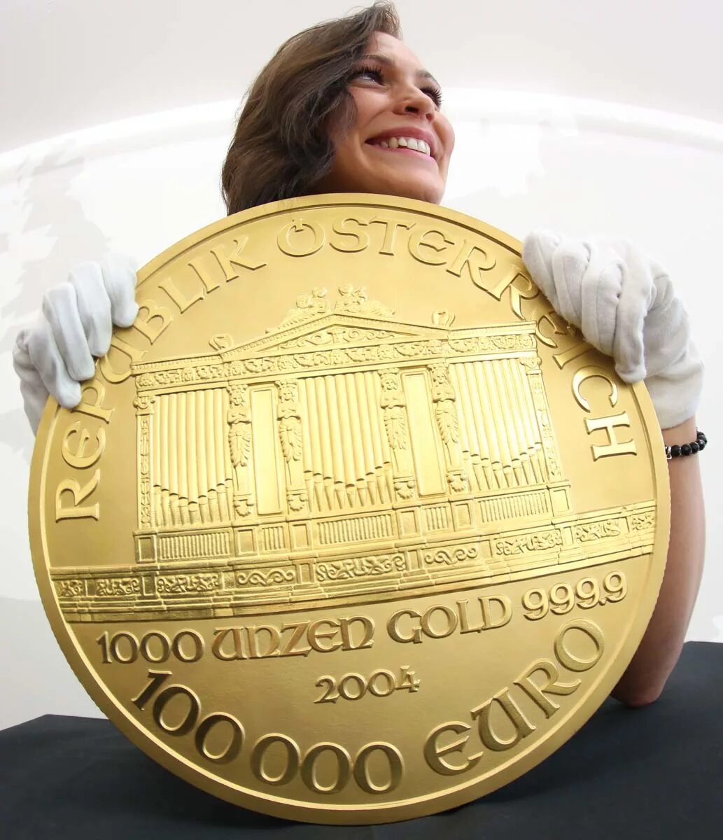 Золотой дом монеты купить. Самая большая монета в мире. Монета Золотая. Большие золотые монеты. Большая Золотая монета.