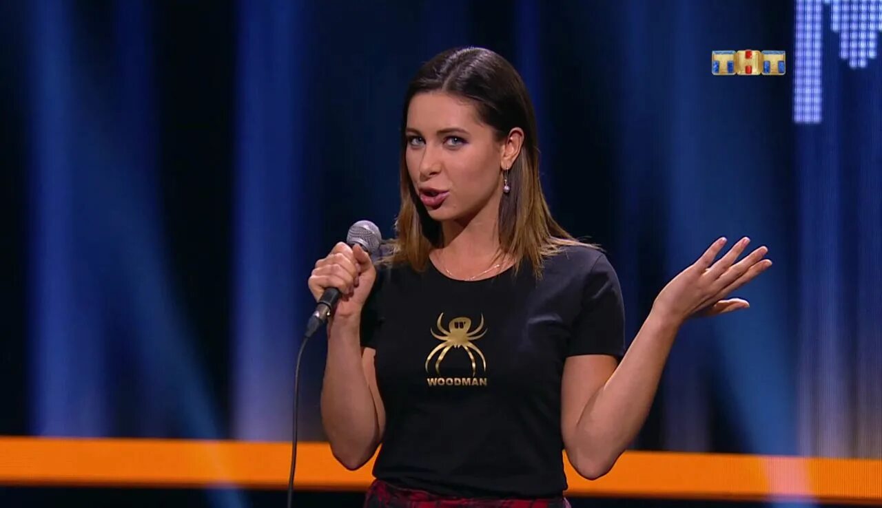 Дженнифер лоуренс берет 2 микрофона. Девушка с двумя микрофонами. Два с половиной микрофона с дедищевым. Два микрофона шоу. Микрофон blue a00111.