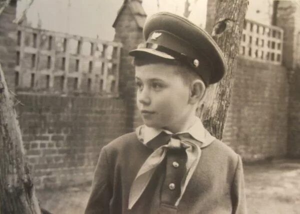 Фюрстенберг германия военный городок школа. Гсвг 27. Фюрстенберг штаб 2 танковой армии. Школа 27 гсвг фюрстенберг. Фюрстенберг школа 27.