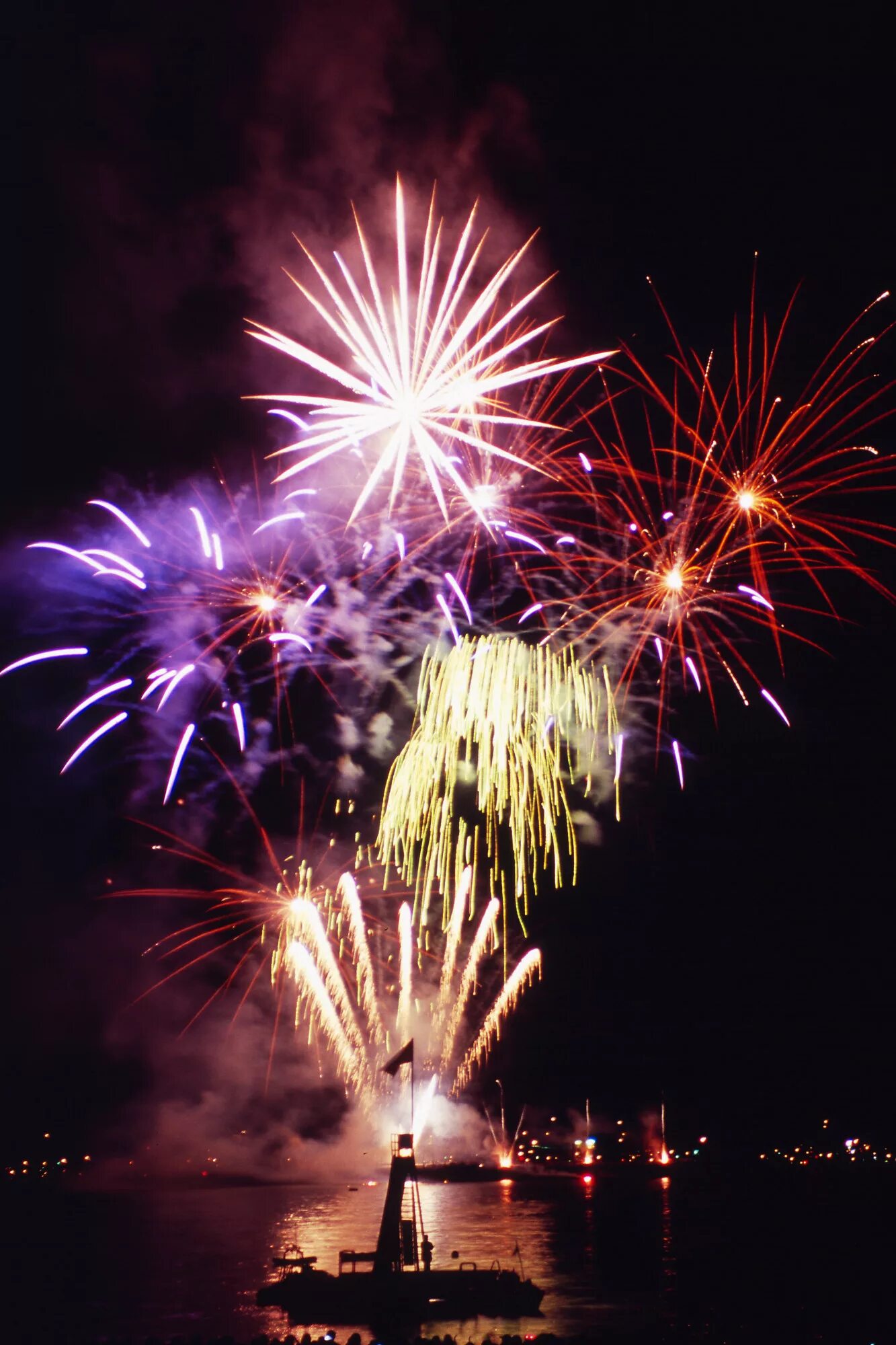 Салюты и фейерверки. Фейерверк 2д. 4 фейерверки. Фейерверк. Салют на гавайях.