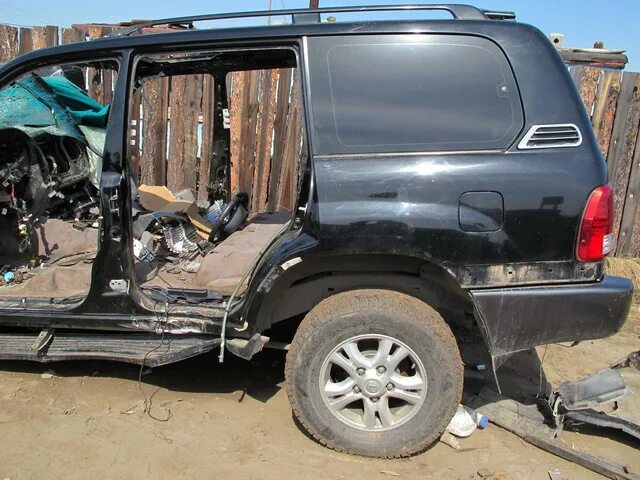 Разбор ленд крузер 100. Toyota land cruiser 100 2006. Ленд крузер 100 лексус 470. Ленд крузер 100 зад. Ленд крузер 100 и 200.