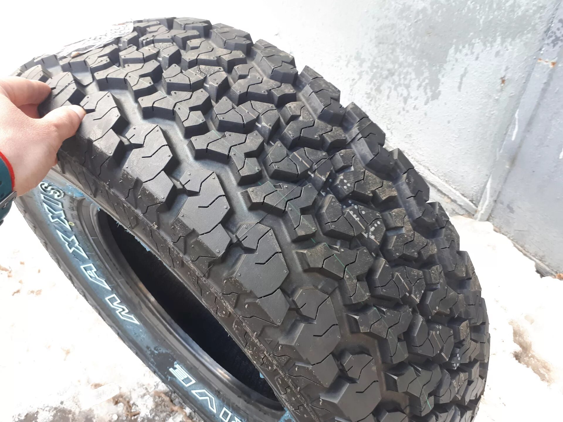 Maxxis worm-drive a/t 980. Грязевая резина ат. 200 на мт резине. Резина на уаз буханка грязевая r16. Шины максис ат 980.