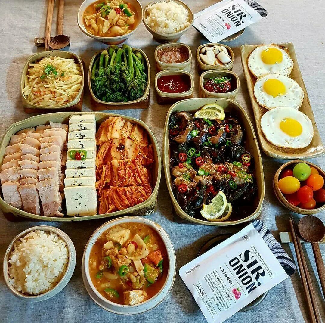 Южный обед. Корейская еда. Корейский обед. Корейские национальные блюда. Корейский стол с едой.