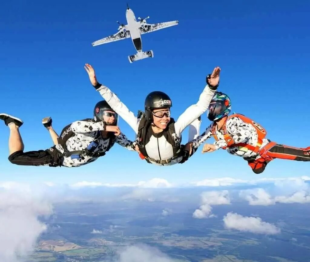 Парашютисты. Прыжок с парашютом. Прыгнуть с парашютом. Прыжки с парашютом в минске 2024. Прыжки с парашютом в брянске бордовичи.