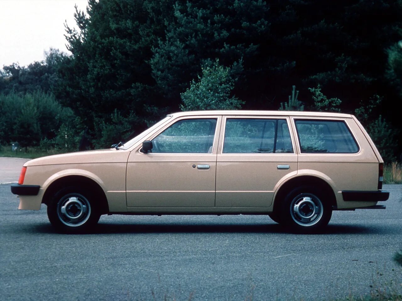 Универсал д. Опель кадет 1.3 универсал. opel kadett d caravan. opel kadett 1984 универсал. опель кадет универсал 1982.