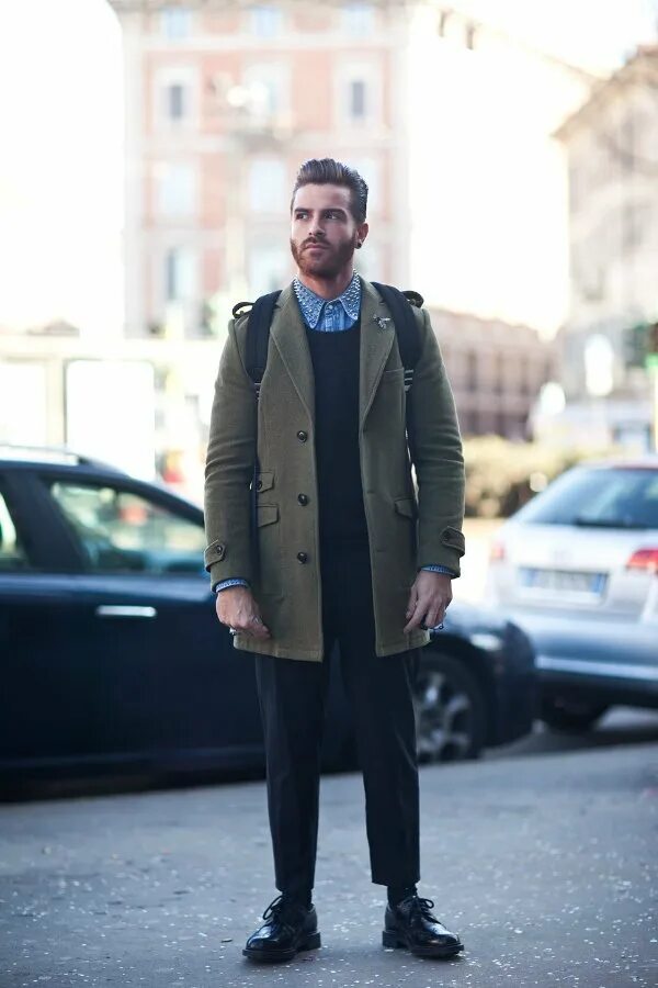 Парень в пальто. Пальто мужское. Пальто с рюкзаком мужское. Пальто для низких мужчин.