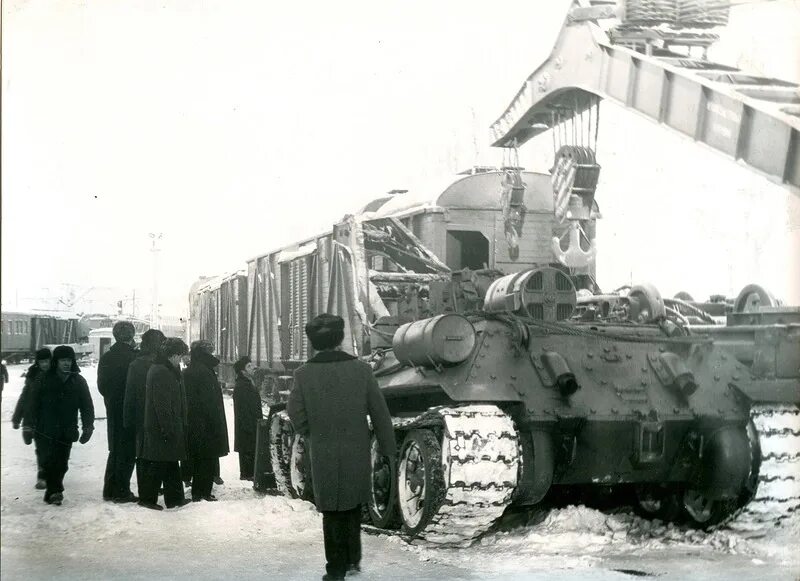 Ремонтный тягач на базе т34. Тягач восстановительного поезда т-34. Ремонтный танк на базе т-34. Тягач на базе т-34.