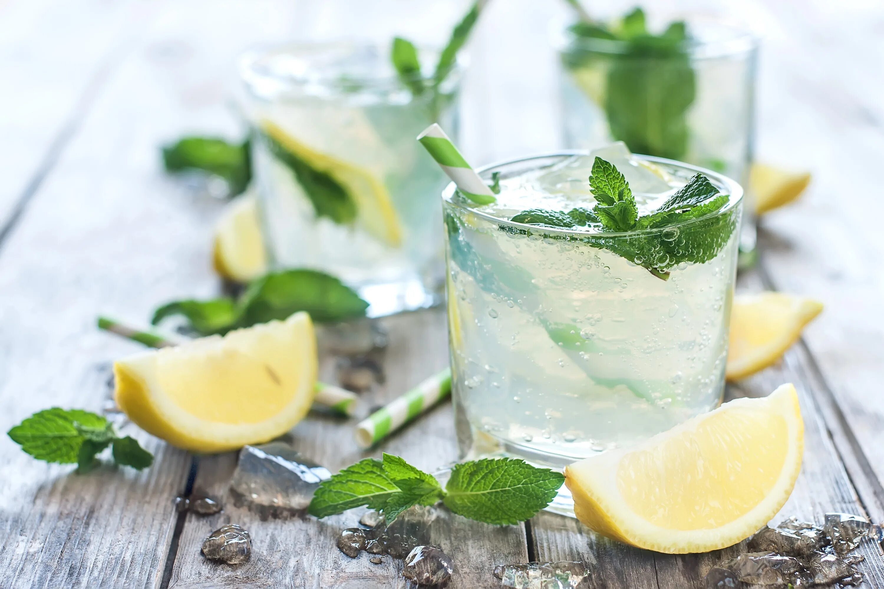 Вода лимон лайм. Лимонад Lemon мята. Мята Мохито. Mint Mojito напиток. Лимонный Мохито.