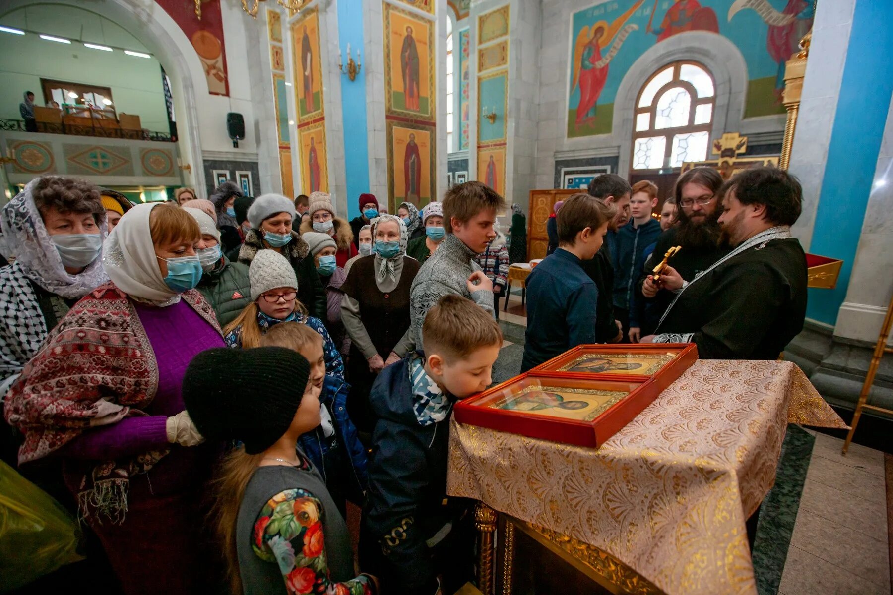 Прощеное воскресенье можно ли ходить на кладбище. Прощеное воскресенье Православие. Прощеное воскресенье в храме. Прощённое воскресенье православный храм ВВС. Воскресенье в православной церкви.