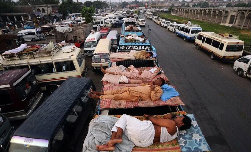 Мир становится быстрее. Люди на крыше автобуса. Индусы на крыше автобуса. Индийцы на автобусе на крыше. Люди спящие на улицах Индии.