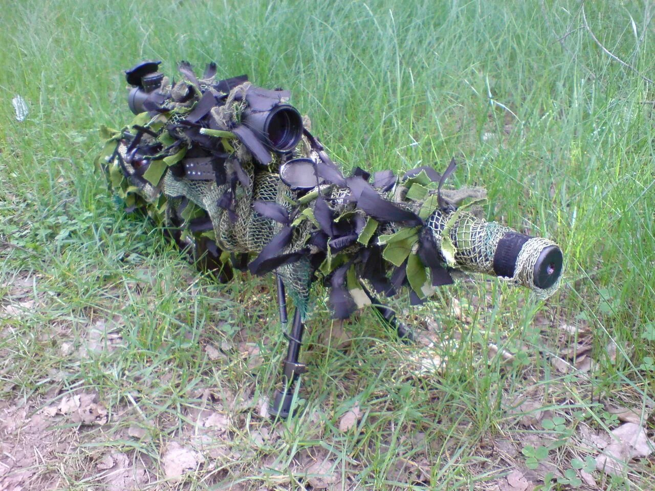 Леший снайпер свд. Ar15 винтовка камуфляж сетка. Маскировка для оружия страйкбол. Ghillie suit sniper. Ar15 винтовка камуфляж сетка.