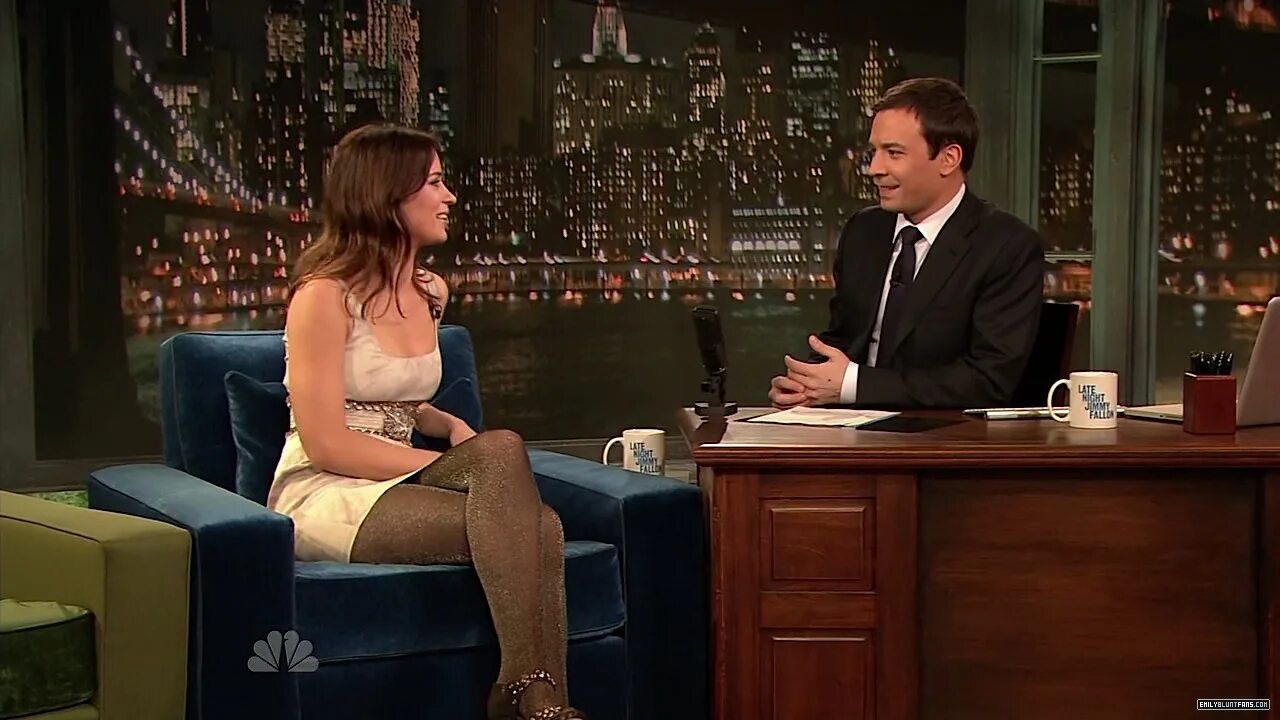 Эмбер хёрд Джимми Фэллон. Энн Хэтэуэй у Джимми Фэллона. Late Night with Jimmy Fallon. Late night calls