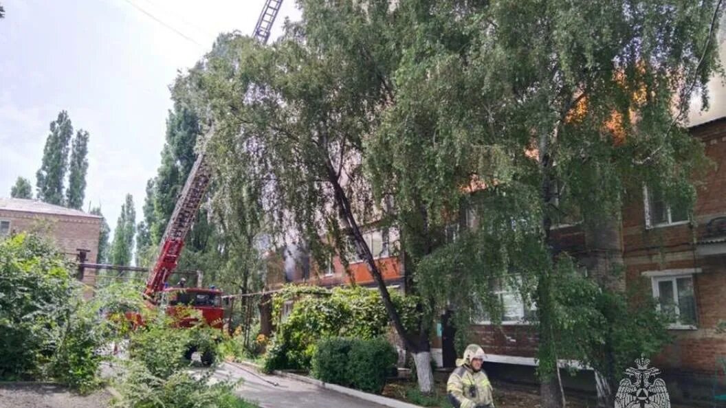 Пожар. Пожар город шахты. Шахты сгорел магазин. Пожарные тушат пожар. Пожар в школе.