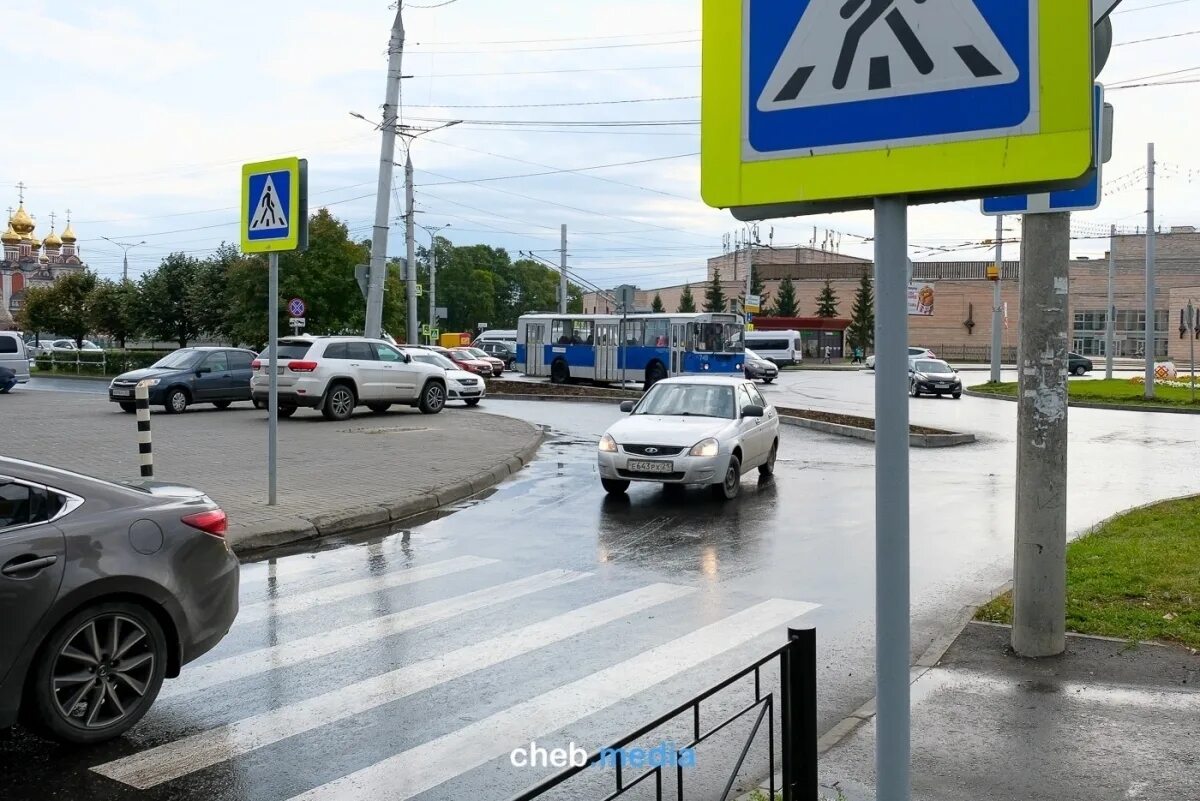 Движение против одностороннего движения. Одностороннее движение на кольце. Знак въезд на дорогу с односторонним движением. Кольцо Шупашкар заезд на кольцо. Запрет проезда по дороге с односторонним движением.