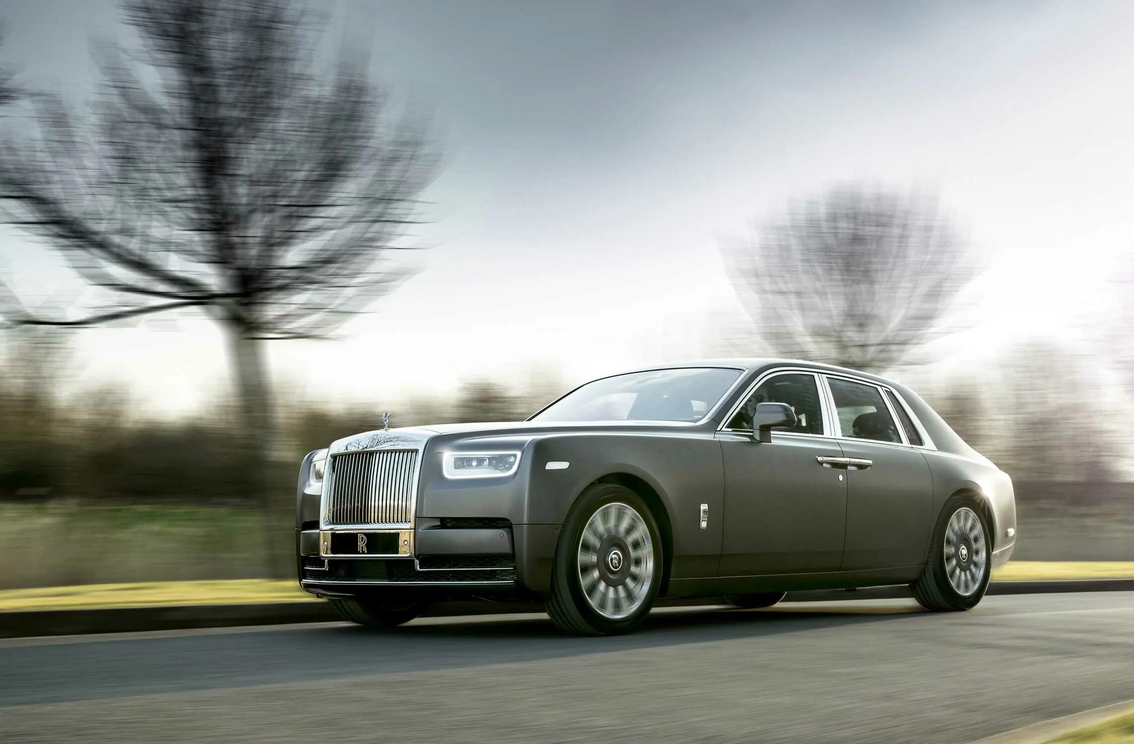 Rolls royce v. Rolls royce phantom. роллс ройс пхантон 2018 года. машина rolls royce фантом. rolls-royce phantom (vii).
