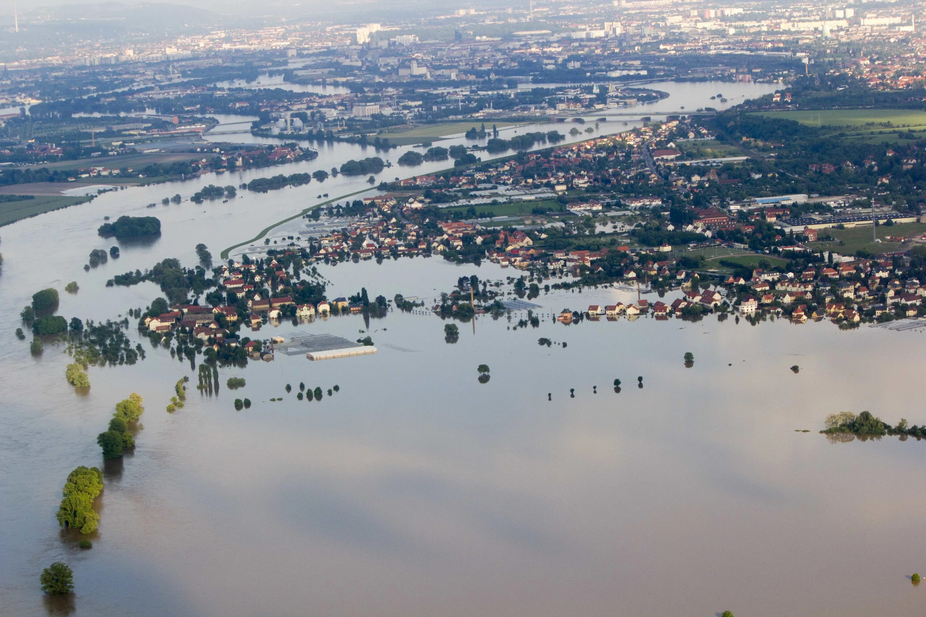Наводнение в дрездене. Наводнение в дрездене. Наводнение в дрездене. Дрезден наводнение. Тихие воды дрезден.