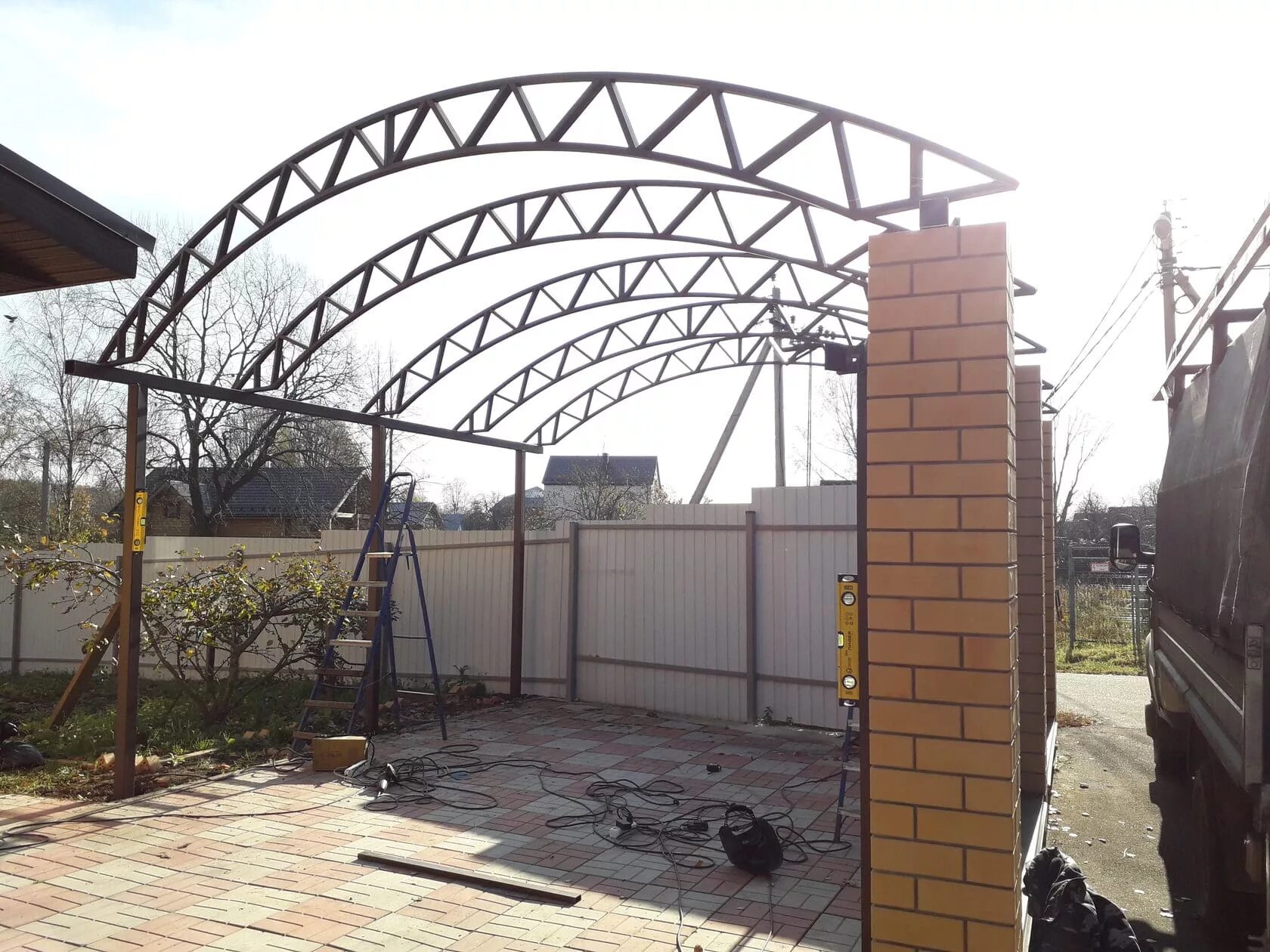 Арочный навес из поликарбоната. Лексан поликарбонат. Арочный навес. Металлоконструкции навесы. Арочный навес.