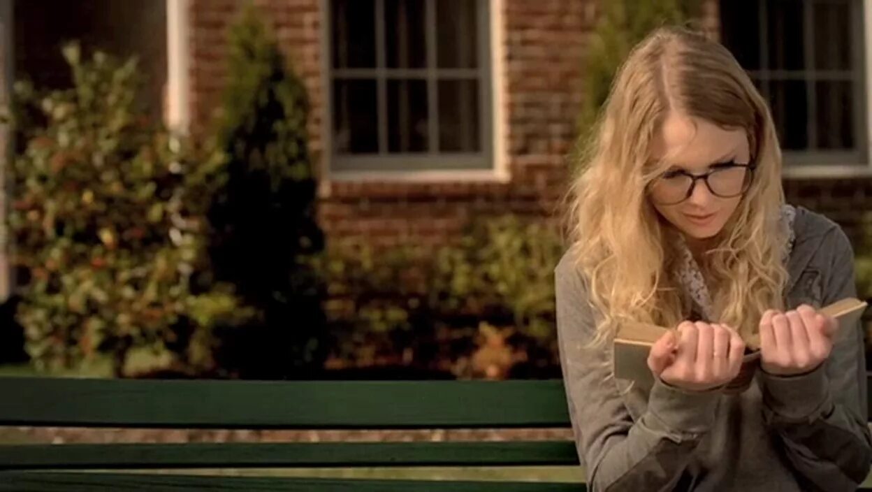 You on your own kid taylor. Taylor swift vevo you belong with me. you belong with me фильм 2025. тейлор мем. качество gif.