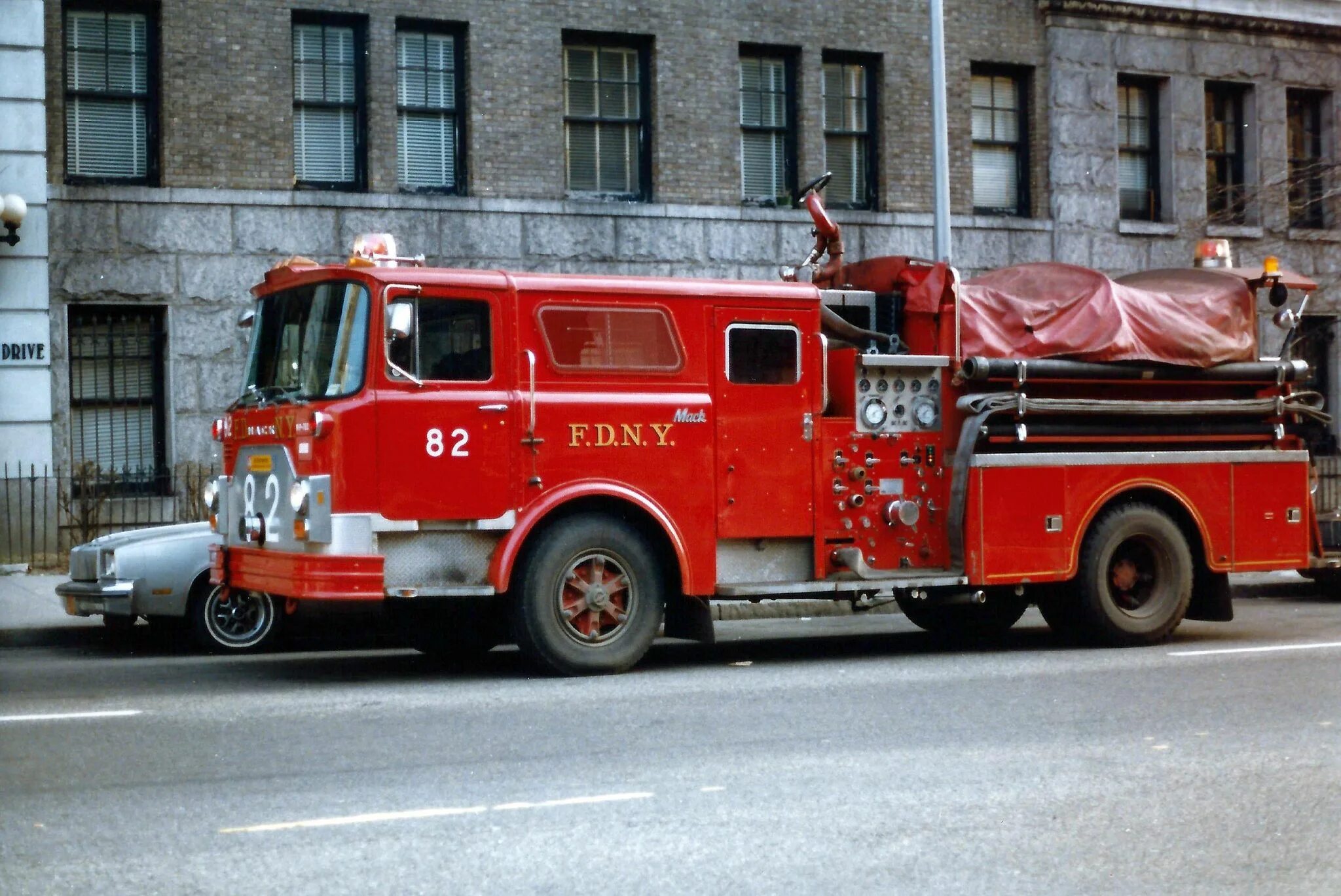 Fire engine FDNY. Пожарный грузовик Mack. Mack FDNY 82. Пожарные FDNY.